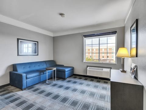 Premium bedding, desk, iron/ironing board, free WiFi