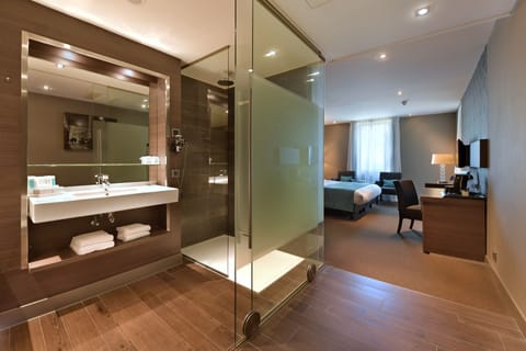 Superior Double Room, Jetted Tub | Bathroom | Free toiletries, hair dryer, heated floors, towels