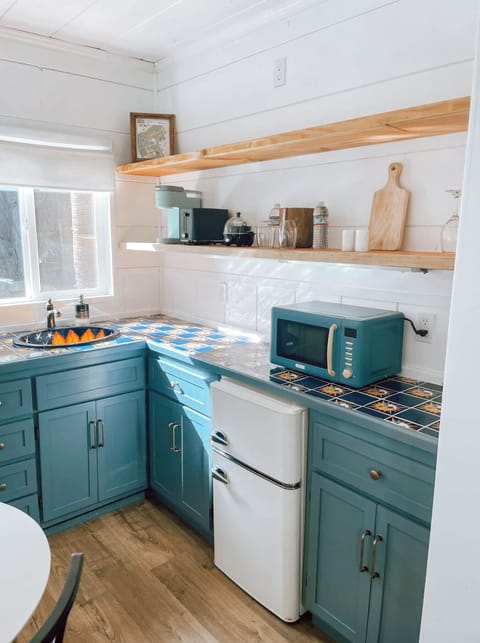 Bluebird Cottage | Private kitchenette | Microwave, coffee/tea maker, toaster, cookware/dishes/utensils
