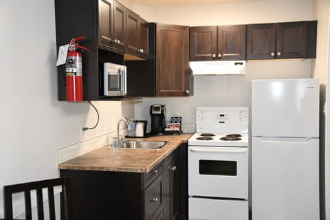 Deluxe Room, 1 King Bed, Non Smoking | Private kitchen | Fridge, microwave, stovetop, coffee/tea maker