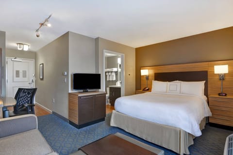 Studio, 1 Queen Bed | Premium bedding, in-room safe, laptop workspace, blackout drapes