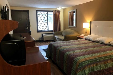 Room, 1 King Bed, Non Smoking | Rollaway beds, free WiFi, bed sheets