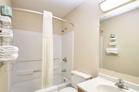 Combined shower/tub, hair dryer, towels