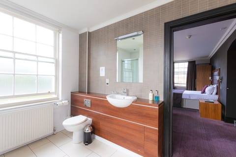 Deluxe Suite, Ensuite | Bathroom | Towels