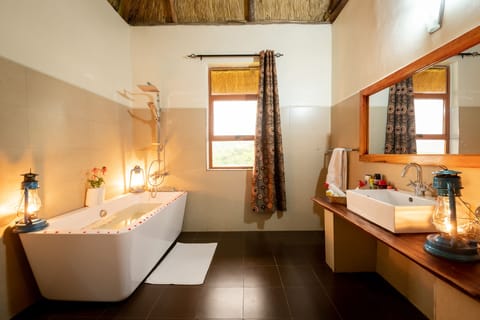 Deluxe Double or Twin Room, Lake View | Bathroom | Free toiletries, bathrobes, towels