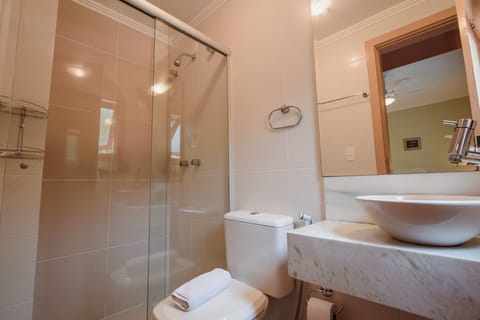 Standard Double Room | Bathroom | Shower, free toiletries, hair dryer, bidet