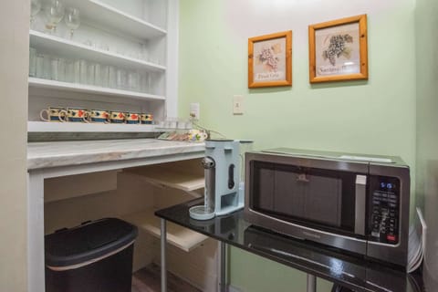 Apartment, Multiple Beds, Kitchen (Mariposa Coral) | Interior