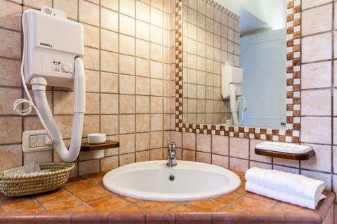 Family Room | Bathroom | Shower, free toiletries, hair dryer, towels