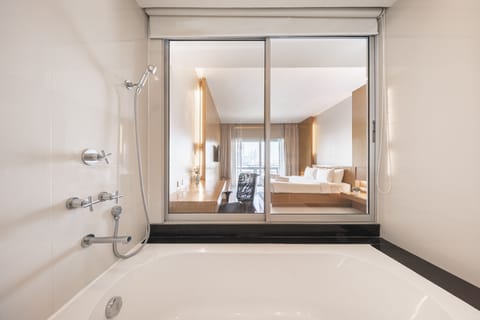 Executive Suite | Bathroom | Deep soaking tub, free toiletries, hair dryer, towels