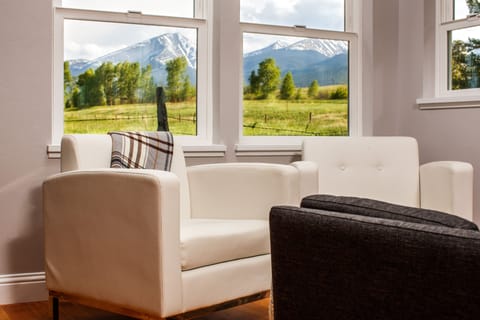 Family Studio Suite, Kitchen, Mountain View (Pet Free) | Mountain view