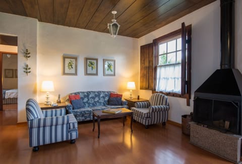 Chalet (Capoava Padrao) | Living area | 26-inch LCD TV with cable channels, TV, fireplace