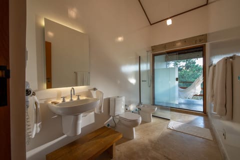 Chalet (Ipe) | Bathroom | Shower, hair dryer, towels