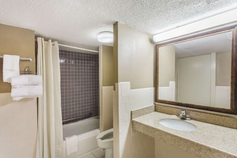 Combined shower/tub, free toiletries, hair dryer, towels