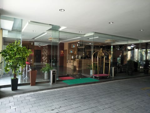 Lobby lounge