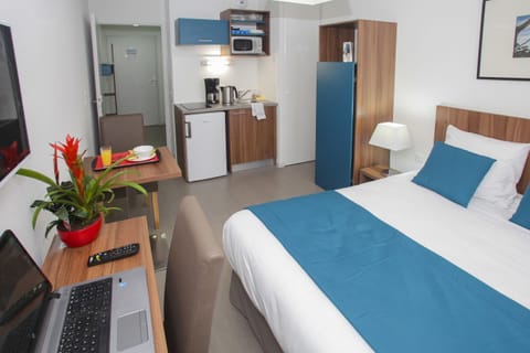 Full-size fridge, microwave, stovetop, electric kettle