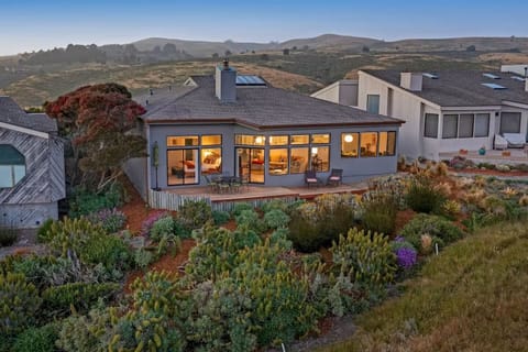Pacific Flyaway! Ocean View, Fireplace, Golf Course, Walk to Beach (Bodega Bay)