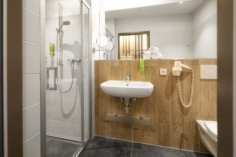 Double Room, Non Smoking | Bathroom | Shower, hair dryer, towels