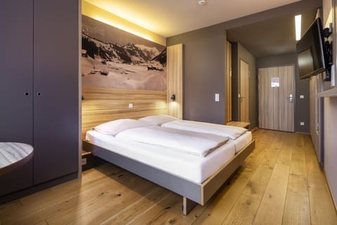 Premium bedding, in-room safe, desk, blackout drapes