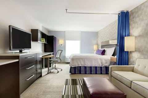Studio Suite, 1 King Bed | Hypo-allergenic bedding, in-room safe, desk, laptop workspace