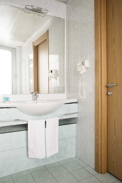 Standard Double or Twin Room | Bathroom | Hair dryer, bidet, towels