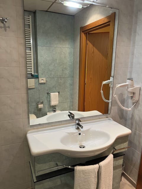 Standard Double Room Single Use | Bathroom | Hair dryer, bidet, towels