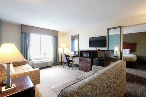 Suite, 1 King Bed | Desk, iron/ironing board, free WiFi, bed sheets