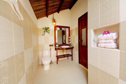 Bungalow Triple, Garden View | Bathroom | Free toiletries, hair dryer, slippers, towels