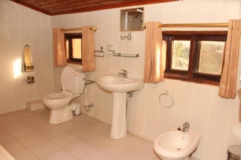 Apartment | Bathroom | Combined shower/tub, free toiletries, hair dryer, bathrobes