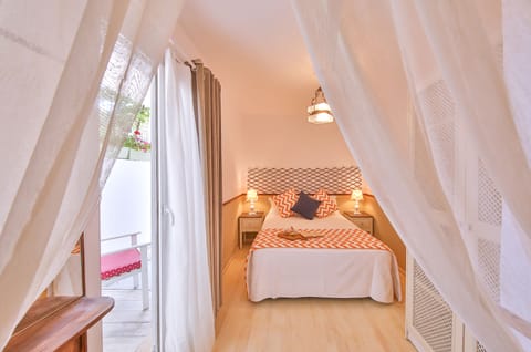 Suite, 1 Bedroom, Jetted Tub, Garden Area | Premium bedding, free minibar items, in-room safe, desk