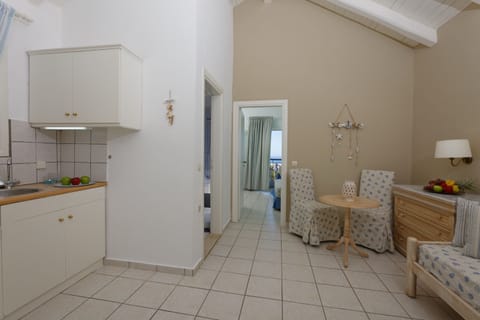 Deluxe Apartment | Private kitchenette | Fridge, stovetop, coffee/tea maker, cookware/dishes/utensils