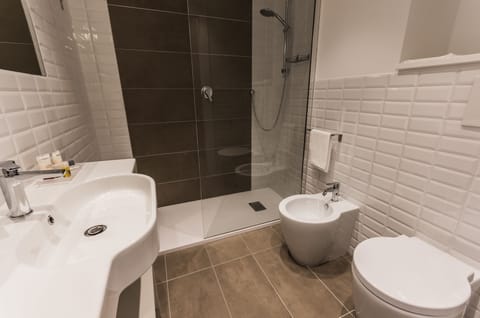 Deluxe Double Room | Bathroom | Rainfall showerhead, free toiletries, hair dryer, bidet