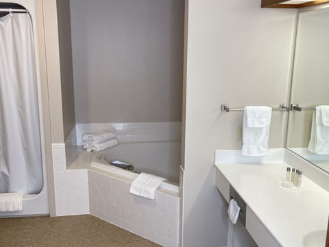 Honeymoon Suite | Bathroom | Free toiletries, hair dryer, towels