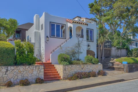 Welcome to Casita Del Mar II, A Pacific Grove Vacation Home