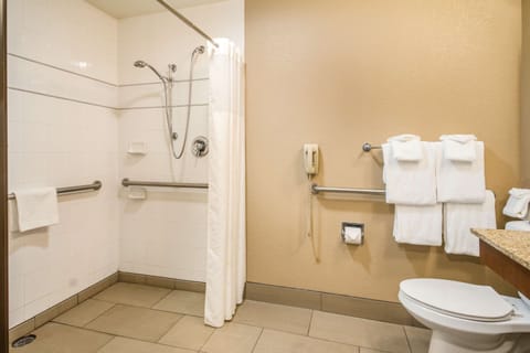 Combined shower/tub, hair dryer, towels