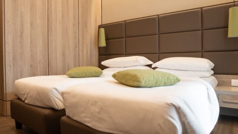 Deluxe Double Room | In-room safe, desk, bed sheets