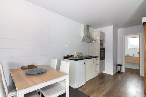 Full-size fridge, microwave, oven, stovetop