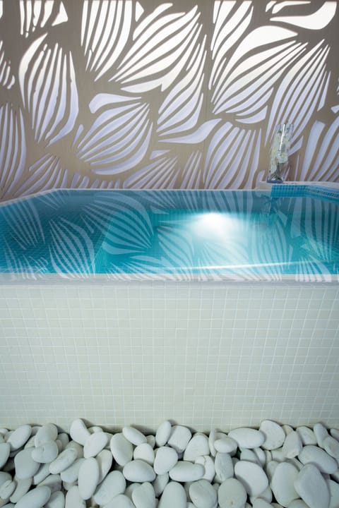 Indoor spa tub