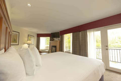 Suite, 1 King Bed, Jetted Tub, River View (Oversized Room) | Desk, laptop workspace, blackout drapes, iron/ironing board