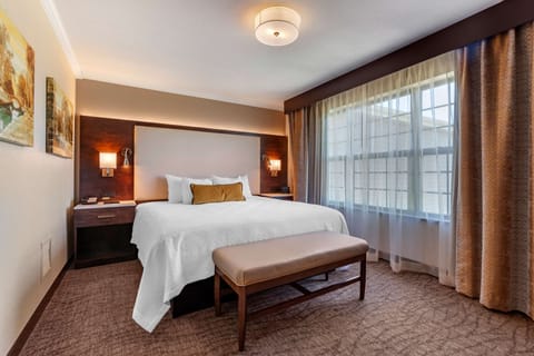 Premium bedding, in-room safe, desk, laptop workspace