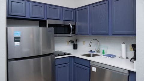 Suite, 2 Bedrooms, Kitchen (Living & Dining Area) | Private kitchen | Fridge, microwave, stovetop, dishwasher