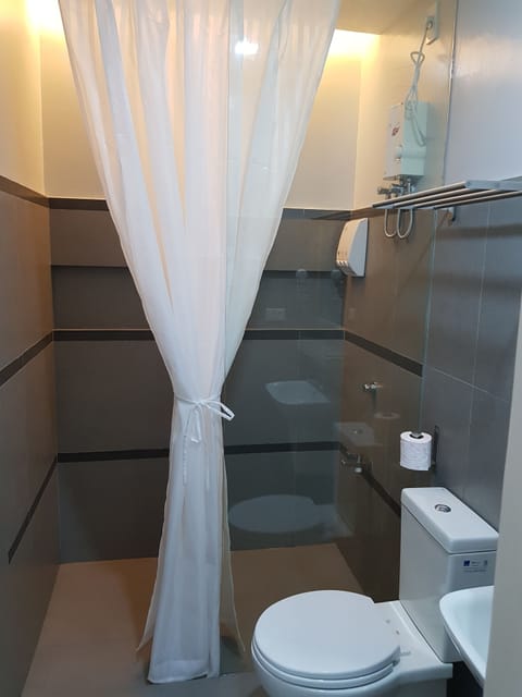 Junior Room, Non Smoking | Bathroom | Shower, rainfall showerhead, free toiletries, hair dryer