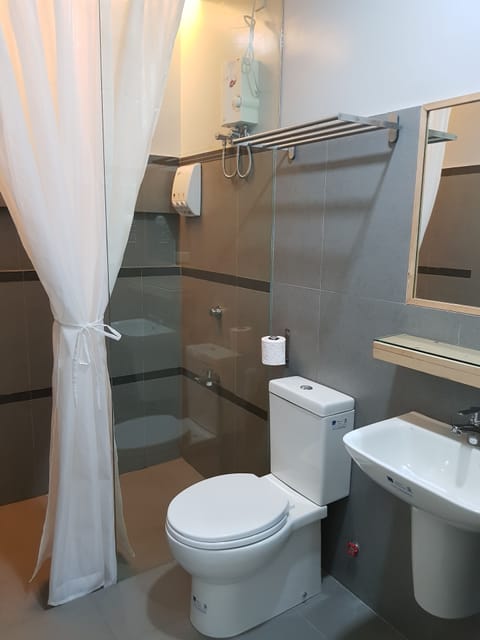Junior Room, Non Smoking | Bathroom | Shower, rainfall showerhead, free toiletries, hair dryer