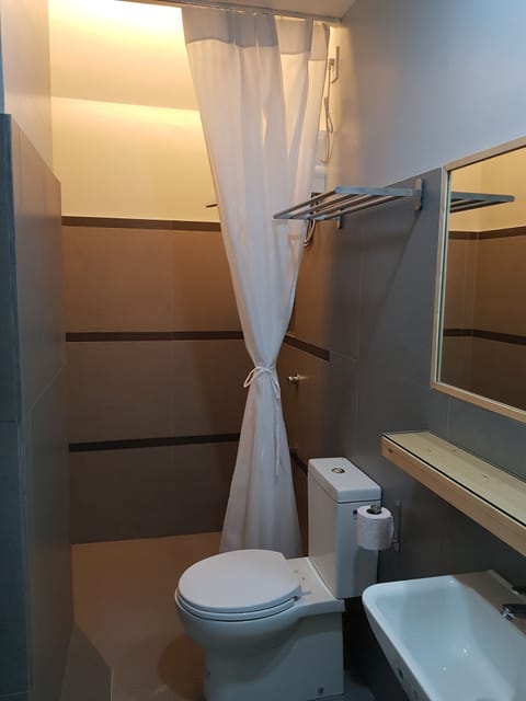 Executive Room, Non Smoking | Bathroom | Shower, rainfall showerhead, free toiletries, hair dryer