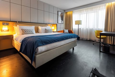 Standard Room, 1 King Bed, Club Lounge Access | Hypo-allergenic bedding, minibar, in-room safe, desk