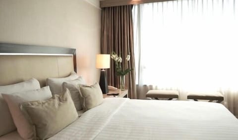 Executive Room, 1 King Bed, Hot Tub, Corner | Egyptian cotton sheets, premium bedding, down comforters, pillowtop beds