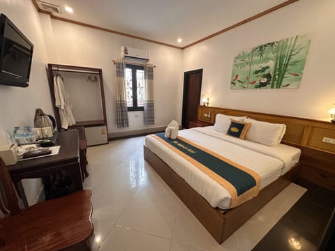 Standard Double Room | Minibar, in-room safe, blackout drapes, free WiFi