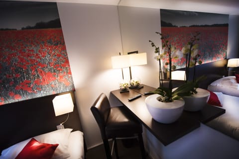 Triple Room | Desk, free cribs/infant beds, free WiFi