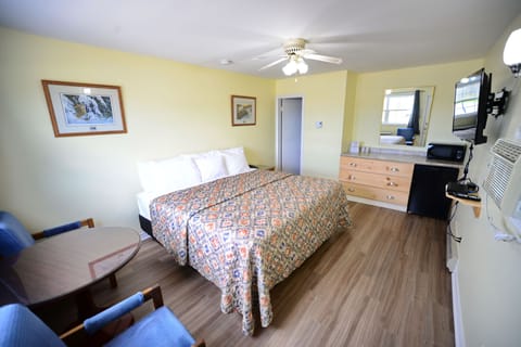 Room, 1 Queen Bed | Iron/ironing board, free WiFi, bed sheets