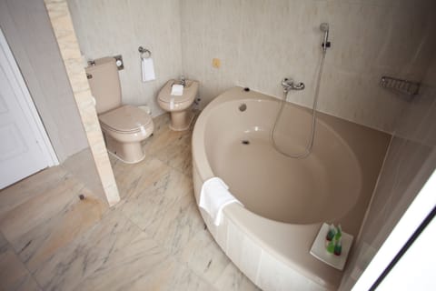 Suite, 1 King Bed, Balcony, Ocean View | Bathroom | Free toiletries, hair dryer, bidet, towels