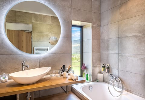 Suite (Olive) | Bathroom | Shower, free toiletries, towels